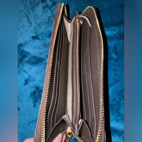 Michael Kors Jet Set Travel Logo Wallet - Picture 4 of 11